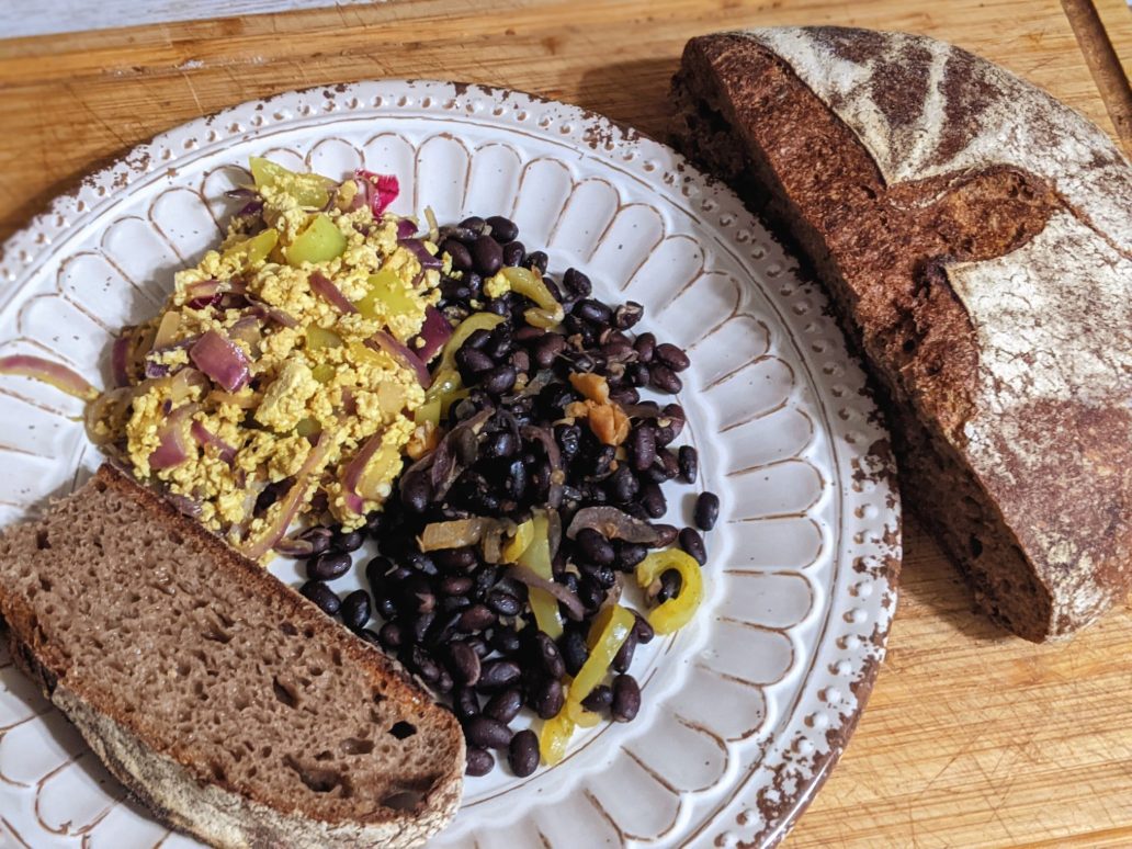 Slow fermented rye sourdough bread with curry for a perfect treat.